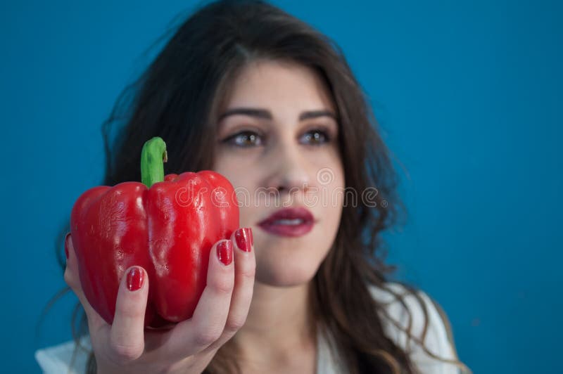 Modello sveglio nello studio della foto con pepe fotografia stock libera da diritti Modello sveglio nello studio della foto con pepe fotografia stock libera da diritti