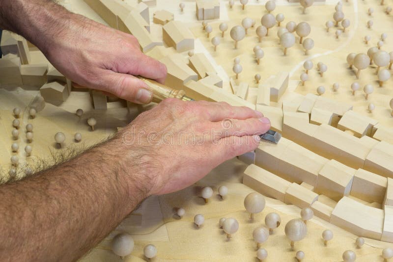 Modelmaker aan het werk met beitel royalty-vrije stock fotografie Modelmaker aan het werk met beitel royalty-vrije stock fotografie