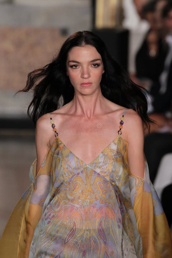 Modelmariacarla boscono loopt de baan in Emilio Pucci toont als deel van Milan Fashion Week stock afbeeldingen Modelmariacarla boscono loopt de baan in Emilio Pucci toont als deel van Milan Fashion Week stock afbeeldingen