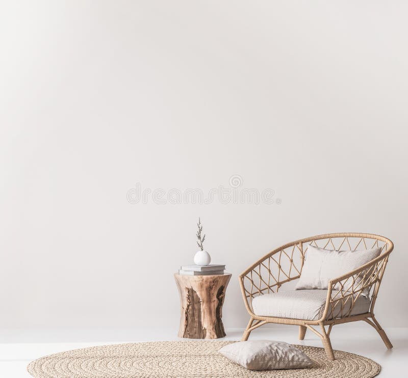 Modelmuur in de scandinavische woonkamer met rotstekerstoel en natuurlijk houten tafel