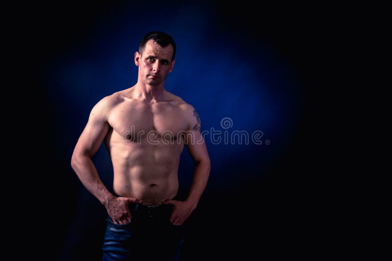 Modelo atlético da aptidão do homem fotografia de stock royalty free Modelo atlético da aptidão do homem fotografia de stock royalty free