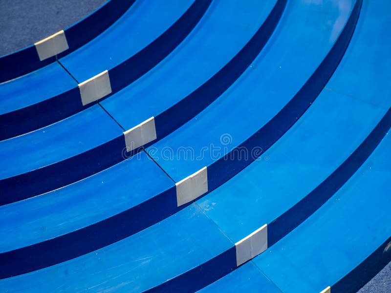 Modelo azul del plástico, modelo, escala, coche de competición miniatura con la pista de 5 carriles foto de archivo libre de regalías Modelo azul del plástico, modelo, escala, coche de competición miniatura con la pista de 5 carriles foto de archivo libre de regalías