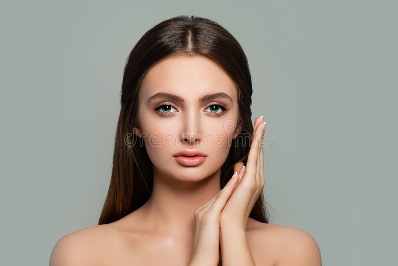 Modelo bonito dos termas da mulher Face fêmea bonita foto de stock Modelo bonito dos termas da mulher Face fêmea bonita foto de stock