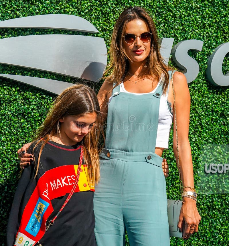 Modelo Brasileña Actriz Diseñadora De Moda Alessandra Ambrosio Y Su Hija  Anja Mazur Sobre La Alfombra Azul Imagen de archivo editorial - Imagen de  ambrosio, america: 221615594