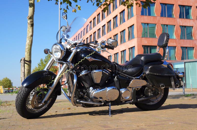 Modelo clássico VN900B da motocicleta de Kawasaki Vulcan 900 imagens de stock Modelo clássico VN900B da motocicleta de Kawasaki Vulcan 900 imagens de stock