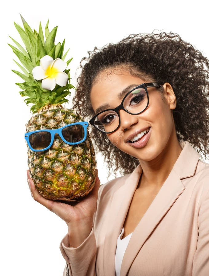 Modelo com abacaxi nas mãos Rapariga Americana Africana com Frutas Exóticas Mulher alegre com um sorriso relaxando nas férias Ima imagens de stock royalty free Modelo com abacaxi nas mãos Rapariga Americana Africana com Frutas Exóticas Mulher alegre com um sorriso relaxando nas férias Ima imagens de stock royalty free