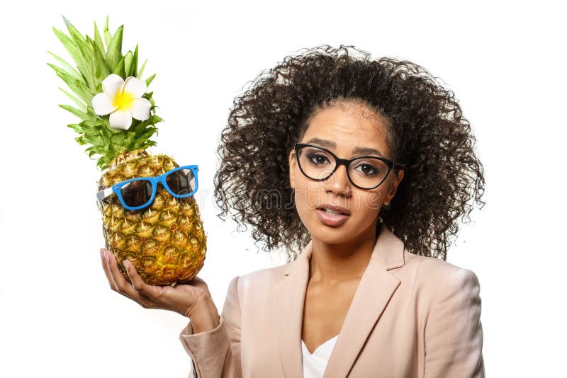 Modelo com abacaxi nas mãos Rapariga Americana Africana com Frutas Exóticas Mulher alegre com um sorriso relaxando nas férias Ima imagens de stock royalty free Modelo com abacaxi nas mãos Rapariga Americana Africana com Frutas Exóticas Mulher alegre com um sorriso relaxando nas férias Ima imagens de stock royalty free