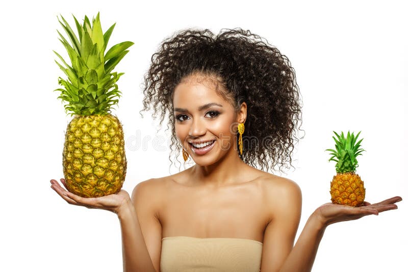 Modelo com abacaxi nas mãos Rapariga Americana Africana com Frutas Exóticas Mulher alegre com um sorriso relaxando nas férias Ima fotos de stock royalty free Modelo com abacaxi nas mãos Rapariga Americana Africana com Frutas Exóticas Mulher alegre com um sorriso relaxando nas férias Ima fotos de stock royalty free