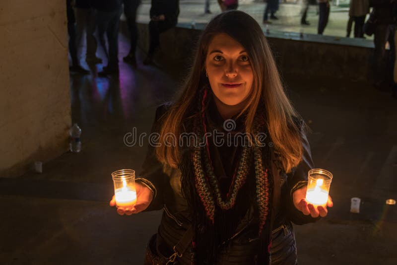 Modelo con la chaqueta negra en foto de la noche con las velas imagen de archivo Modelo con la chaqueta negra en foto de la noche con las velas imagen de archivo