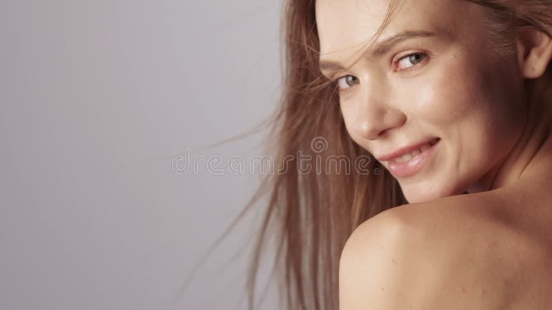 Modelo de belleza natural de la piel de la mujer