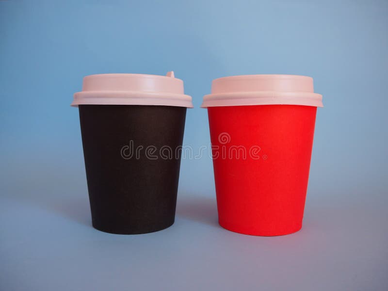 Modelo de dois copos de café afastados de papel com espaço da cópia fotos de stock royalty free Modelo de dois copos de café afastados de papel com espaço da cópia fotos de stock royalty free