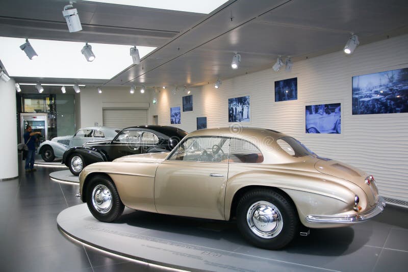 Modelo de Este del ` del chalet d de Alfa Romeo 6C 2500 en la exhibición en el museo histórico Alfa Romeo fotografía de archivo Modelo de Este del ` del chalet d de Alfa Romeo 6C 2500 en la exhibición en el museo histórico Alfa Romeo fotografía de archivo