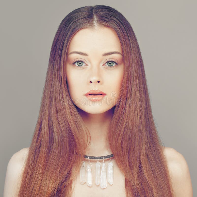 Modelo de forma da mulher do ruivo Cabelo novo da cara e do vermelho fotos de stock Modelo de forma da mulher do ruivo Cabelo novo da cara e do vermelho fotos de stock