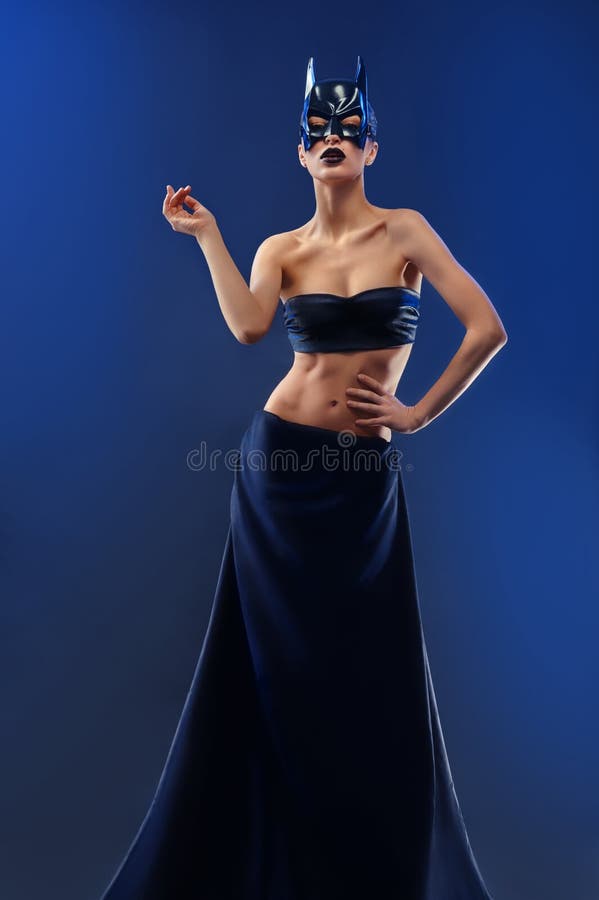 Modelo de forma fêmea lindo que veste a saia preta superior e longa foto de stock Modelo de forma fêmea lindo que veste a saia preta superior e longa foto de stock