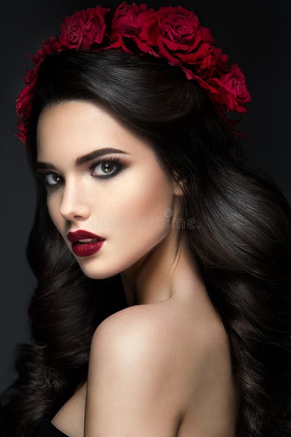Modelo de forma Girl Portrait da beleza com rosas imagem de stock royalty free Modelo de forma Girl Portrait da beleza com rosas imagem de stock royalty free