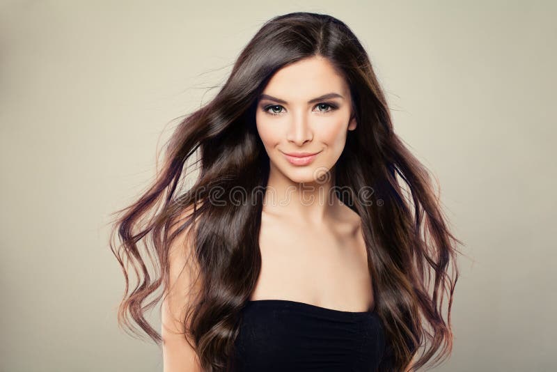 Modelo de forma latino-americano novo Woman com cabelo de sopro de Brown Modelo de forma latino-americano novo Woman com cabelo de sopro de Brown