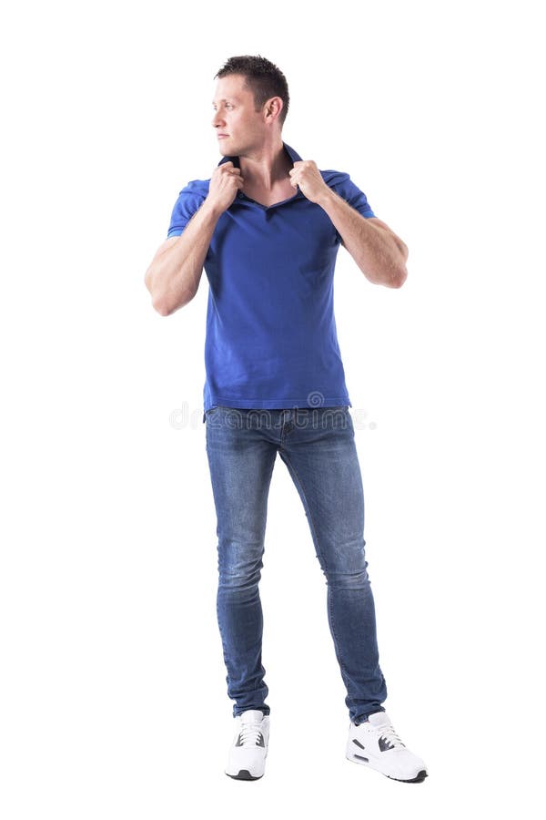 Modelo de forma masculino macho considerável sério seguro que levanta e que olha afastado foto de stock Modelo de forma masculino macho considerável sério seguro que levanta e que olha afastado foto de stock