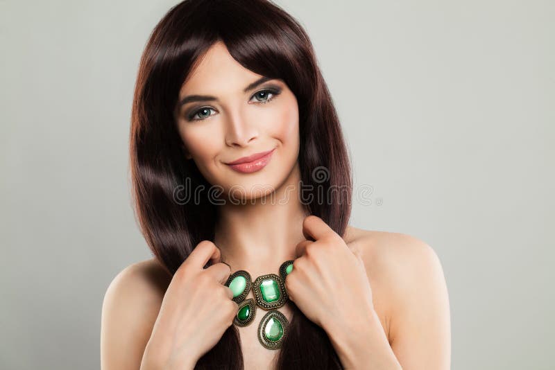 Modelo de forma moreno bonito da mulher fotografia de stock royalty free Modelo de forma moreno bonito da mulher fotografia de stock royalty free