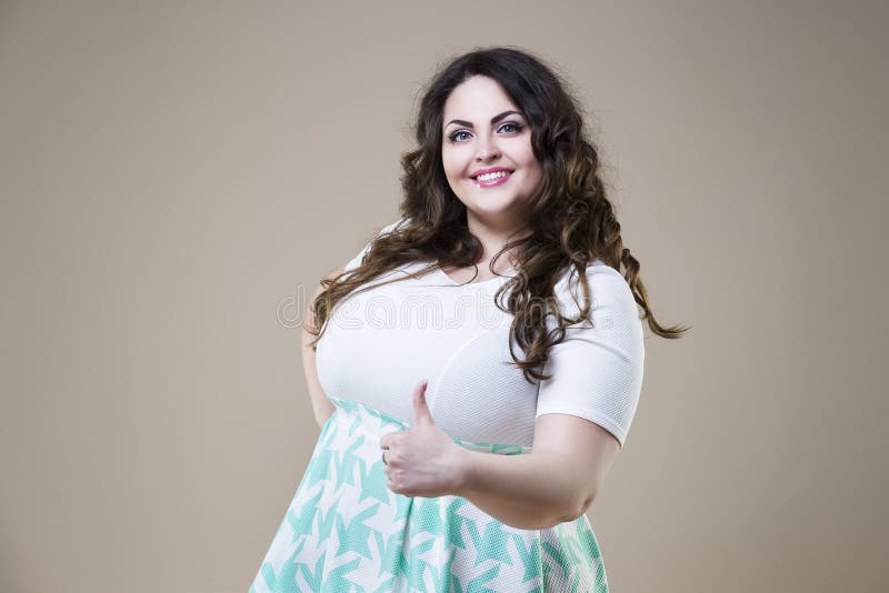 Modelo de forma positivo na roupa ocasional, mulher gorda do tamanho no fundo do estúdio, corpo fêmea excesso de peso imagem de stock Modelo de forma positivo na roupa ocasional, mulher gorda do tamanho no fundo do estúdio, corpo fêmea excesso de peso imagem de stock