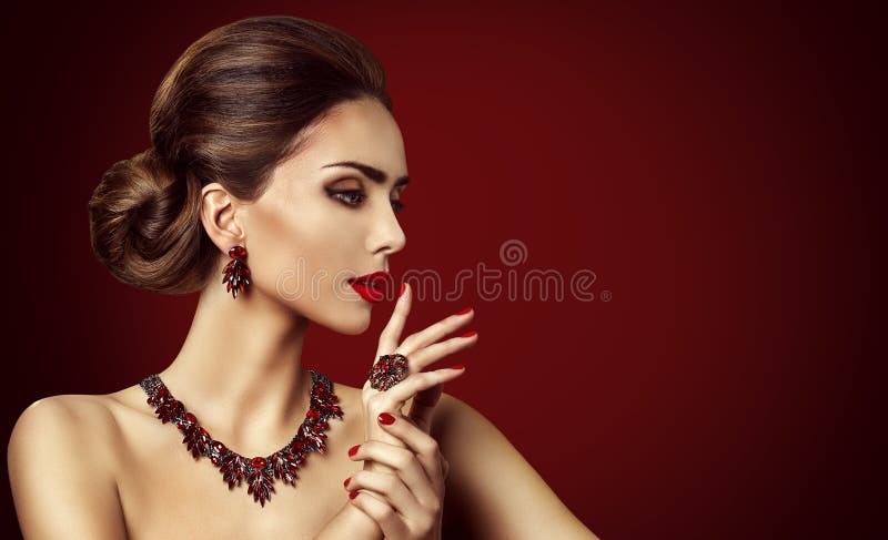 Modelo de forma Red Stone Jewelry, composição retro da mulher e anel vermelho