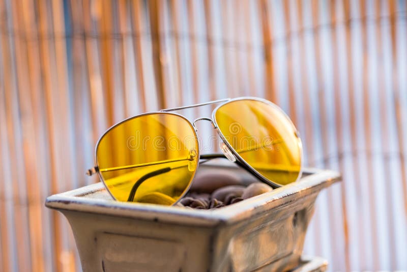 Modelo De Gafas De Sol De Aviador Retro Con Lentes Amarillas Grandes  Recomendado Para Conducir En Un Cierre De Verano . Foco Selec Foto de  archivo - Imagen de sunglasses, marco: 193746854