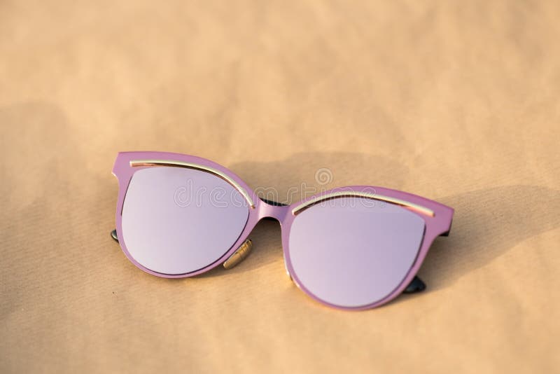 transferencia de dinero el estudio resistencia Modelo De Gafas De Sol Rosa Para Mujer Con Un Diseño Muy Especial Disparar  Al Aire Libre En Un Día De Verano . Enfoque Selectivo Imagen de archivo -  Imagen de belleza,