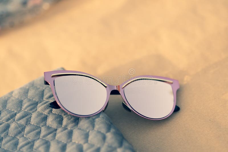 Modelo Gafas De Sol Rosa Para Mujer Con Un Diseño Muy Especial Disparar Al Aire Libre En Un Día De Verano Enfoque Selectivo de archivo - Imagen de rosa,
