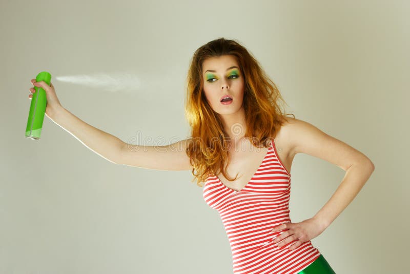 Modelo de moda con laca para el pelo imagen de archivo libre de regalías