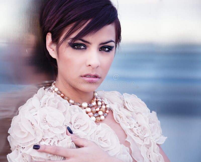 Modelo de moda elegante y hermosa foto de archivo