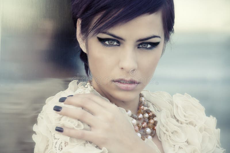 Modelo de moda hermosa y elegante foto de archivo libre de regalías