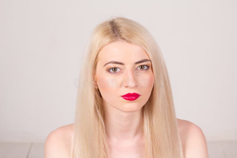 Modelo de manera que presenta en el estudio Mujer hermosa con el pelo rubio de largo recto, los labios rojos y el maquillaje imagen de archivo libre de regalías Modelo de manera que presenta en el estudio Mujer hermosa con el pelo rubio de largo recto, los labios rojos y el maquillaje imagen de archivo libre de regalías