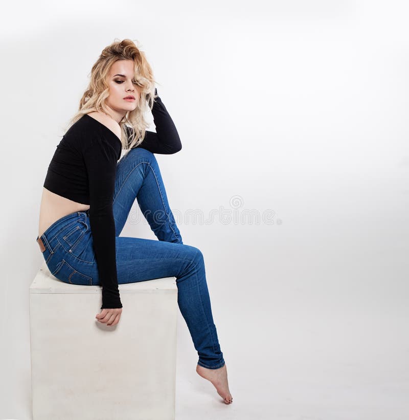 Modelo de moda casual Wearing Blue Denim foto de archivo libre de regalías Modelo de moda casual Wearing Blue Denim foto de archivo libre de regalías