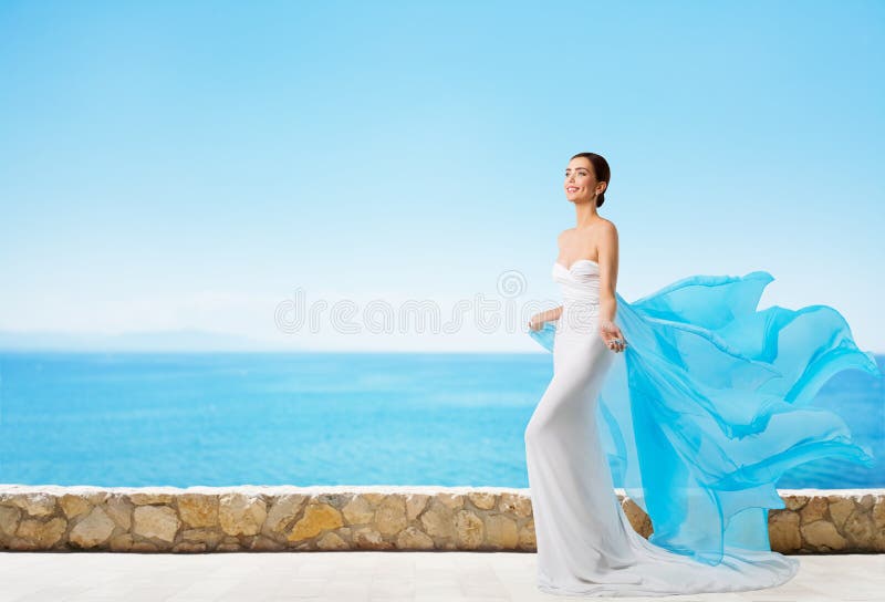 Modelo de moda en el vestido del verano, mujer elegante en vestido blanco largo imagen de archivo Modelo de moda en el vestido del verano, mujer elegante en vestido blanco largo imagen de archivo