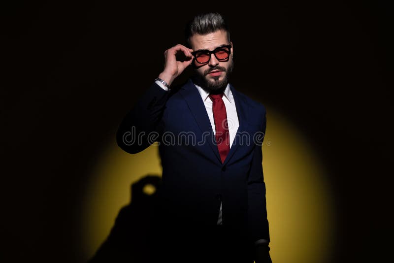 Modelo De Moda Genial En Traje Azul Marino Fijar Gafas De Sol Imagen de archivo - Imagen de joven, amarillo: 203502555 Modelo De Moda Genial En Traje Azul Marino Fijar Gafas De Sol Imagen de archivo - Imagen de joven, amarillo: 203502555