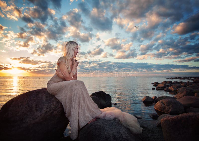 Modelo de moda hermoso de la mujer en el mar fotografía de archivo libre de regalías Modelo de moda hermoso de la mujer en el mar fotografía de archivo libre de regalías