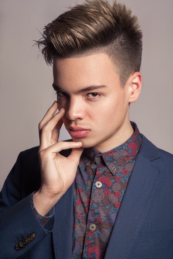 Modelo De Moda Joven Atractivo Con Corte De Pelo Destacado Foto de