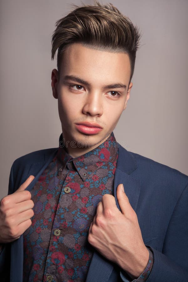 Modelo de moda joven atractivo con corte de pelo destacado foto de archivo libre de regalías Modelo de moda joven atractivo con corte de pelo destacado foto de archivo libre de regalías