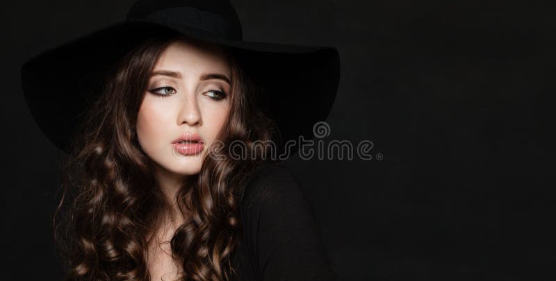 Modelo de moda de la mujer joven con el peinado rizado fotos de archivo libres de regalías Modelo de moda de la mujer joven con el peinado rizado fotos de archivo libres de regalías