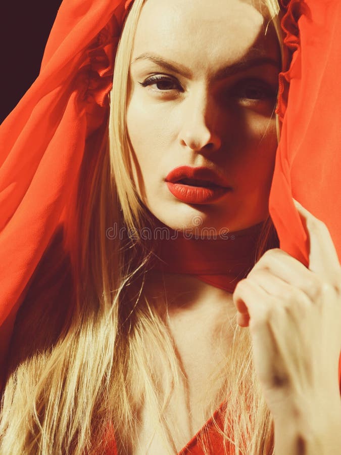 Modelo de moda, mujer con los labios rojos, pelo rubio en vestido fotos de archivo Modelo de moda, mujer con los labios rojos, pelo rubio en vestido fotos de archivo