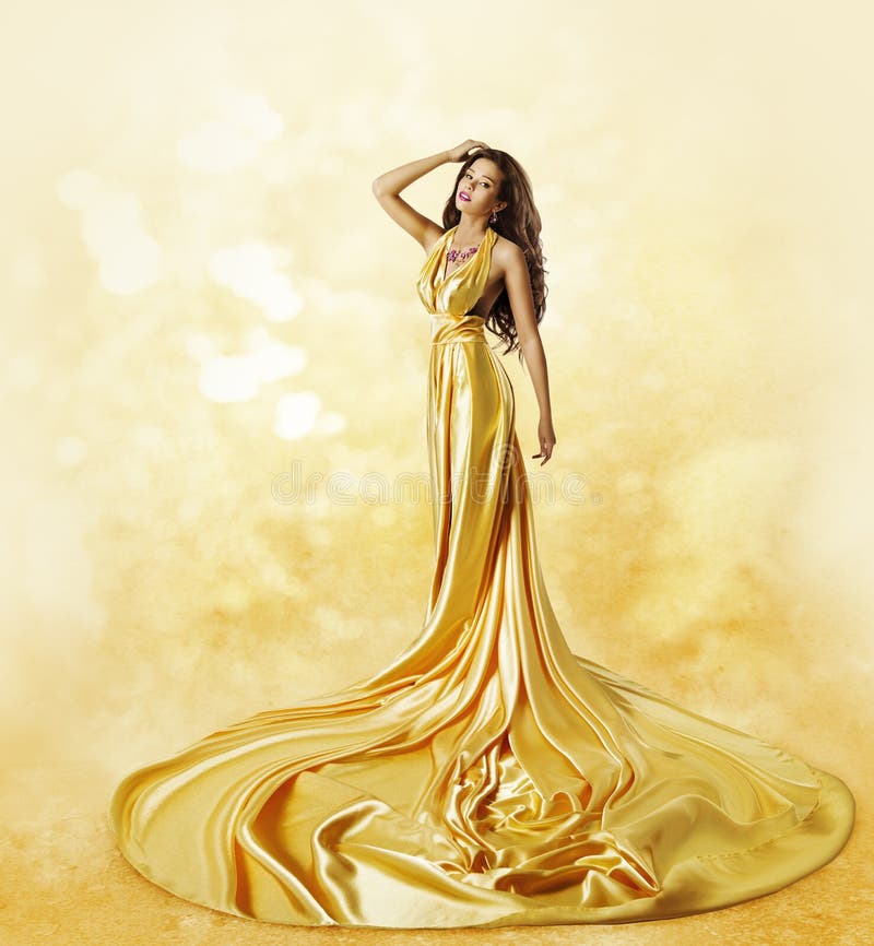 Modelo de moda Yellow Dress, mujer que presenta el vestido torcido de la belleza imagenes de archivo Modelo de moda Yellow Dress, mujer que presenta el vestido torcido de la belleza imagenes de archivo