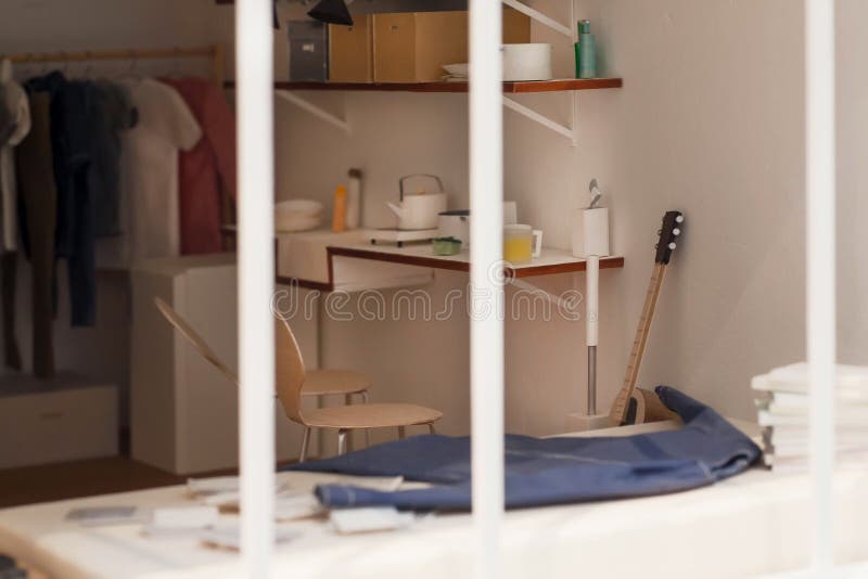 Modelo del dormitorio en la disposición del apartamento, del papel y de la cartulina Muebles y decoraciones modernas, ideas del i fotos de archivo Modelo del dormitorio en la disposición del apartamento, del papel y de la cartulina Muebles y decoraciones modernas, ideas del i fotos de archivo