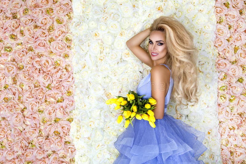 Modelo del vestido de boda de la moda con un ramo de tulipanes Modelo hermoso de la novia en vestido que se casa asombroso azul M foto de archivo Modelo del vestido de boda de la moda con un ramo de tulipanes Modelo hermoso de la novia en vestido que se casa asombroso azul M foto de archivo