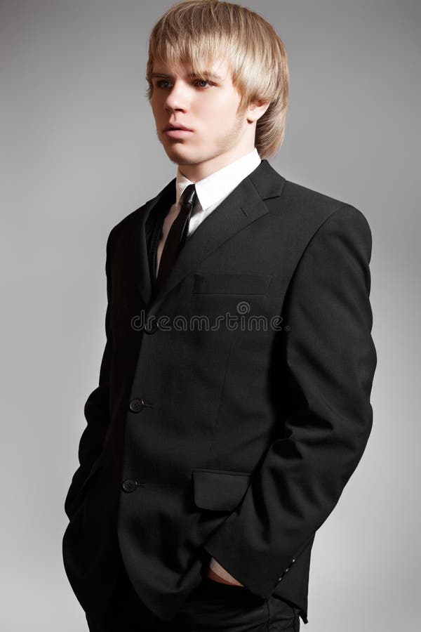 Modelo do homem de negócio do cavalheiro no terno preto elegante fotos de stock