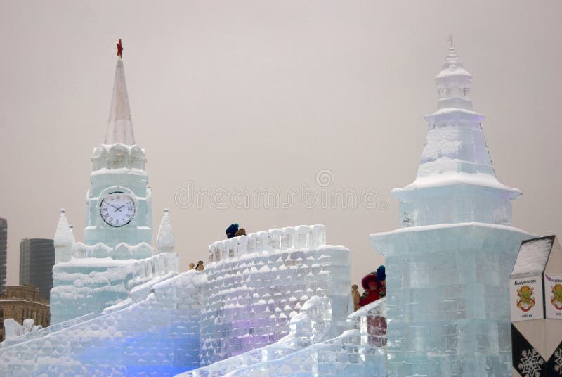 Modelo do Kremlin de Moscou feito do gelo fotografia de stock royalty free Modelo do Kremlin de Moscou feito do gelo fotografia de stock royalty free