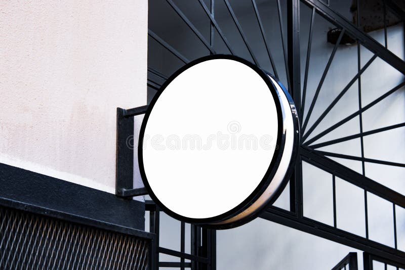 Modelo do quadro indicador e quadro vazio do molde para o logotipo ou texto no fundo exterior da loja da cidade da propaganda da fotografia de stock Modelo do quadro indicador e quadro vazio do molde para o logotipo ou texto no fundo exterior da loja da cidade da propaganda da fotografia de stock