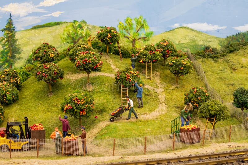 Modelo en miniatura de un huerto de manzanas de campo foto de archivo