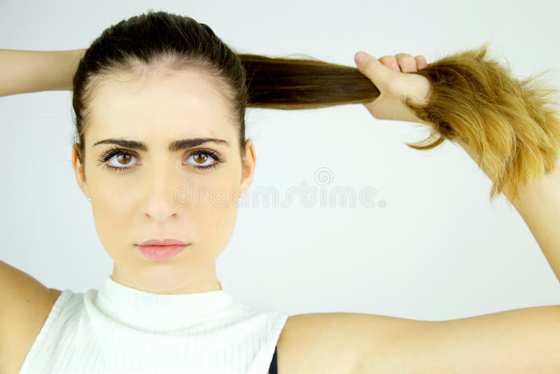 Cabelo comprido lindo com rabo de cavalo, closeup, cabelo feminino