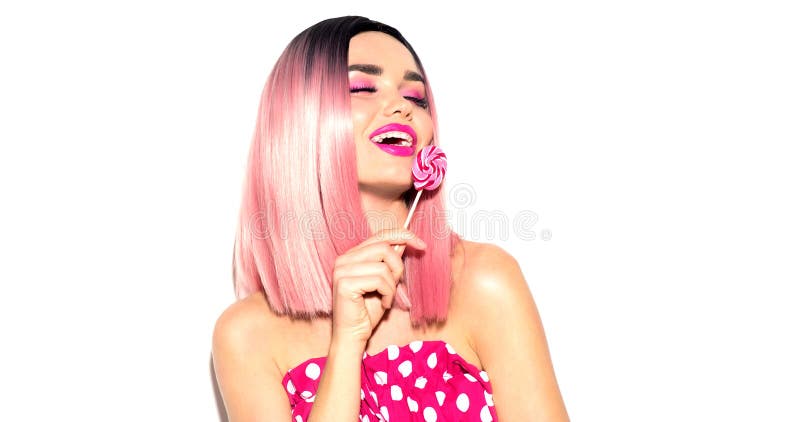 Modelo feliz chica comiendo lollipop. glamour belleza glamour joven mujer con un estilo de pelo rosado a la moda y un bonito maqui
