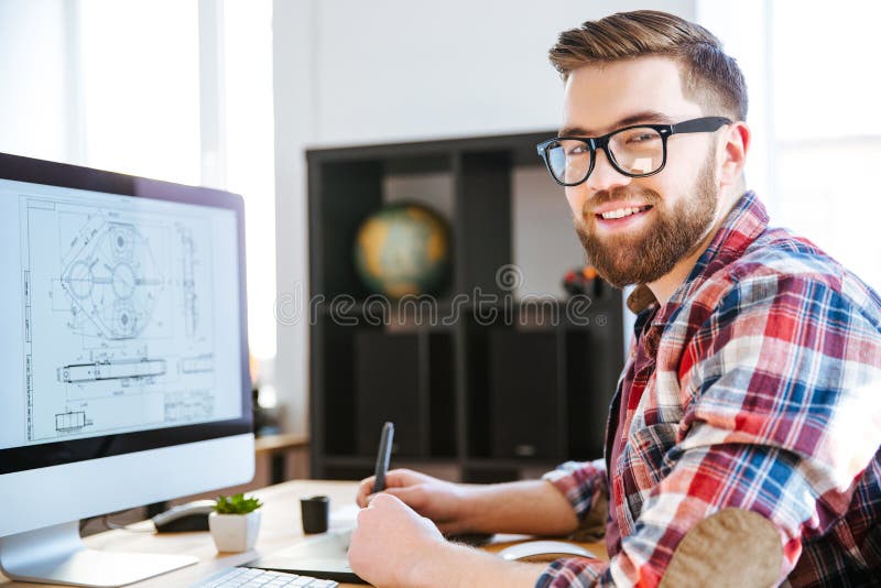 Modelo feliz del dibujo del diseñador en el ordenador usando la tableta de la pluma fotografía de archivo libre de regalías