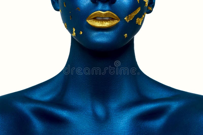 Modelo femenino de la belleza con los labios azules de la piel y del oro